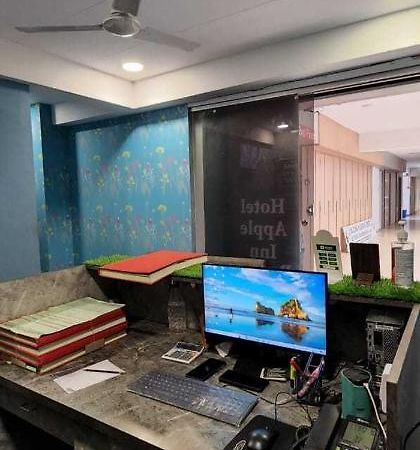 Oyo Hotel Apple Inn Surat Ngoại thất bức ảnh