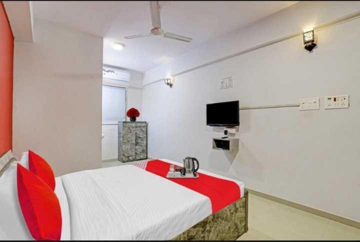 Oyo Hotel Apple Inn Surat Ngoại thất bức ảnh