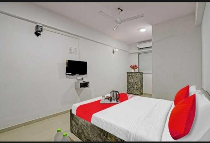 Oyo Hotel Apple Inn Surat Ngoại thất bức ảnh