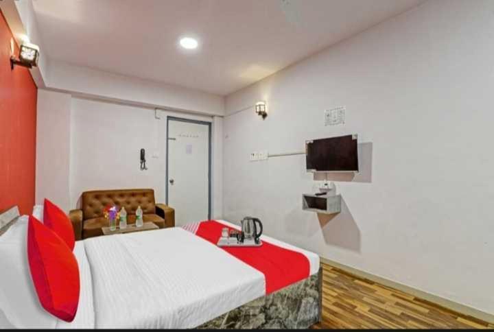 Oyo Hotel Apple Inn Surat Ngoại thất bức ảnh