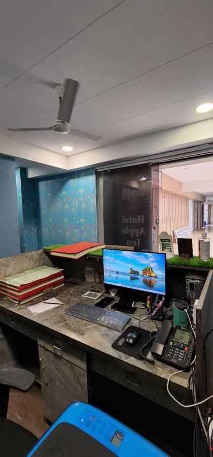 Oyo Hotel Apple Inn Surat Ngoại thất bức ảnh