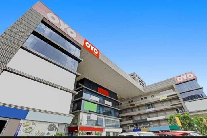 Oyo Hotel Apple Inn Surat Ngoại thất bức ảnh