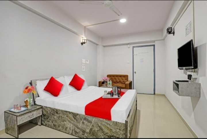 Oyo Hotel Apple Inn Surat Ngoại thất bức ảnh