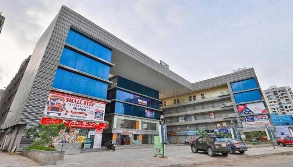 Oyo Hotel Apple Inn Surat Ngoại thất bức ảnh